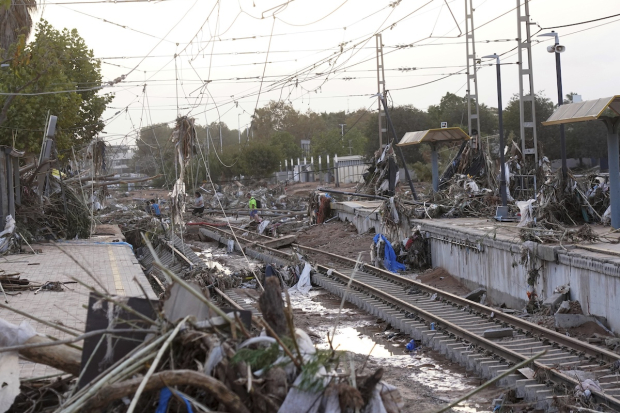 Trenes y otros transportes se vieron obligados a suspender el servicio ante los evidentes daños a la infraestructura.